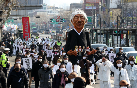 고 백기완 선생 운구행렬      (서울=연합뉴스) 윤동진 기자 = 19일 오전 서울 종로거리 인근에서 고(故)백기완 통일문제연구소장의 운구행렬이 서울시청 방향으로 향하고 있다. 2021.2.19      mon@yna.co.kr  (끝)